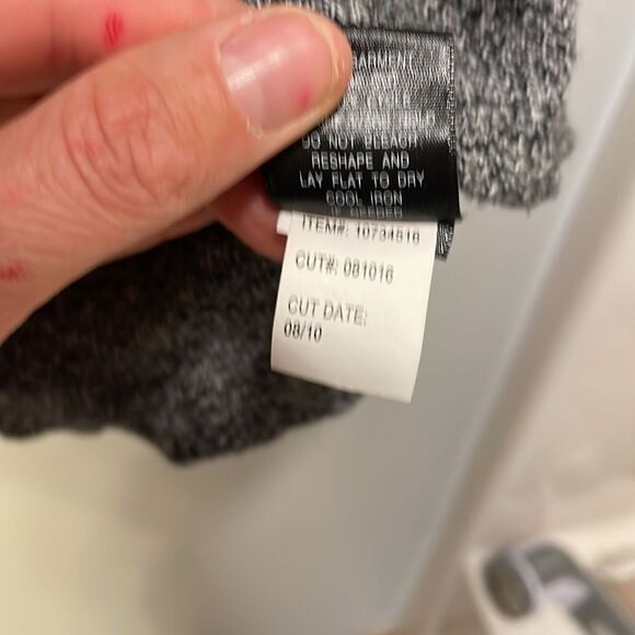 Woman’s grey sweater with a blue heart - Picture 8 of 8